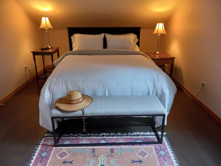 A photo of the queen size bed flanked by dim bed side lamps